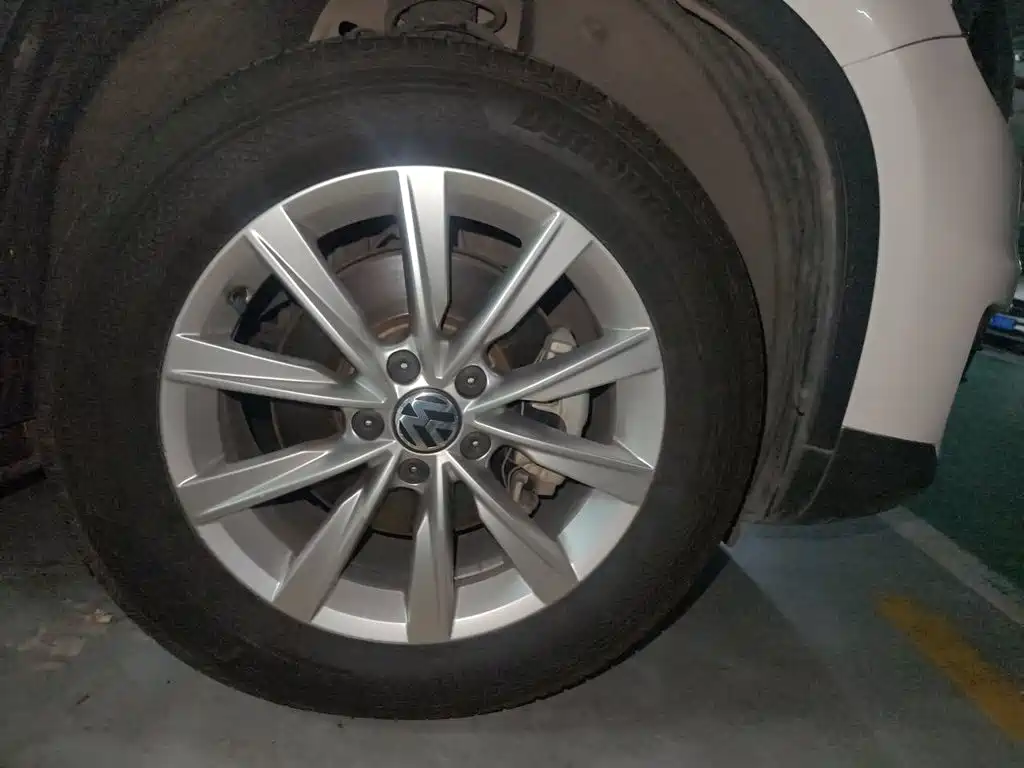 Volkswagen Tiguan — фото 24