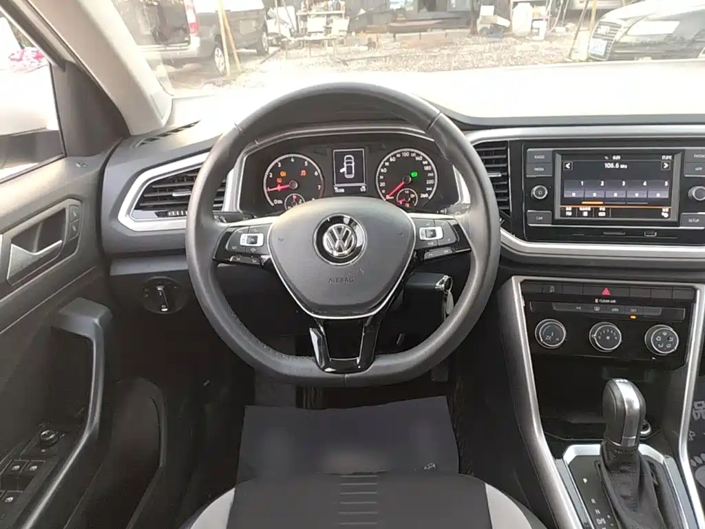 Volkswagen T-Roc — фото 10