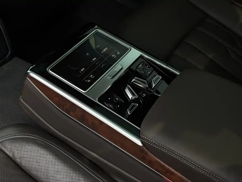 Audi A8 — фото 13