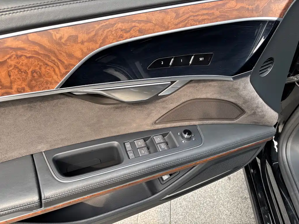 Audi A8 — фото 15