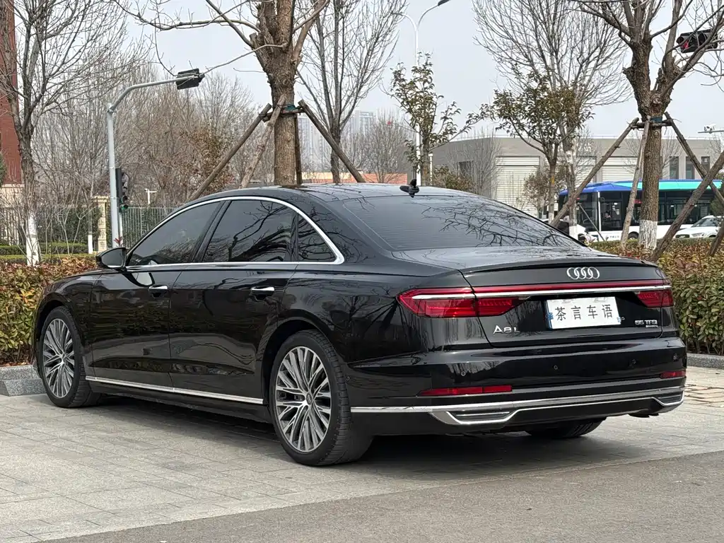Audi A8 — фото 6