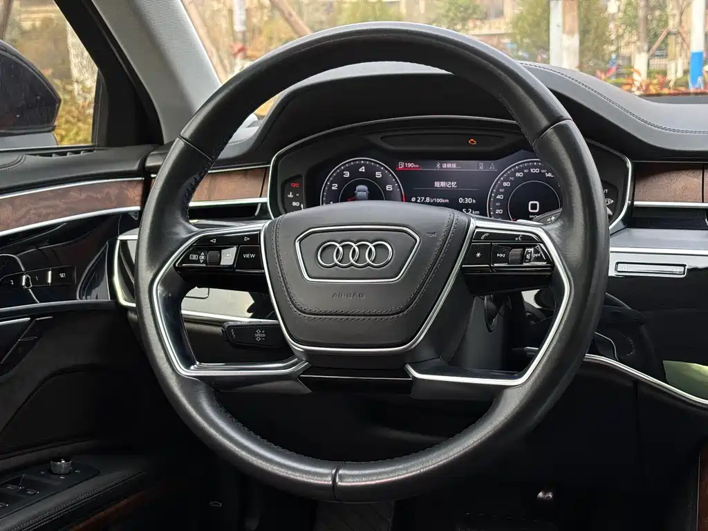 Audi A8 — фото 10