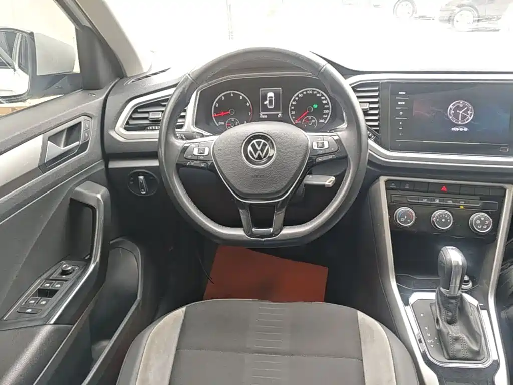 Volkswagen T-Roc — фото 10