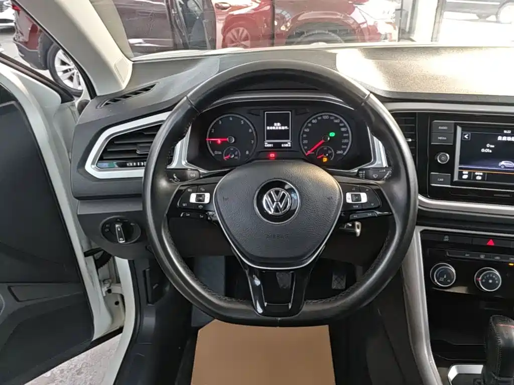 Volkswagen T-Roc — фото 10