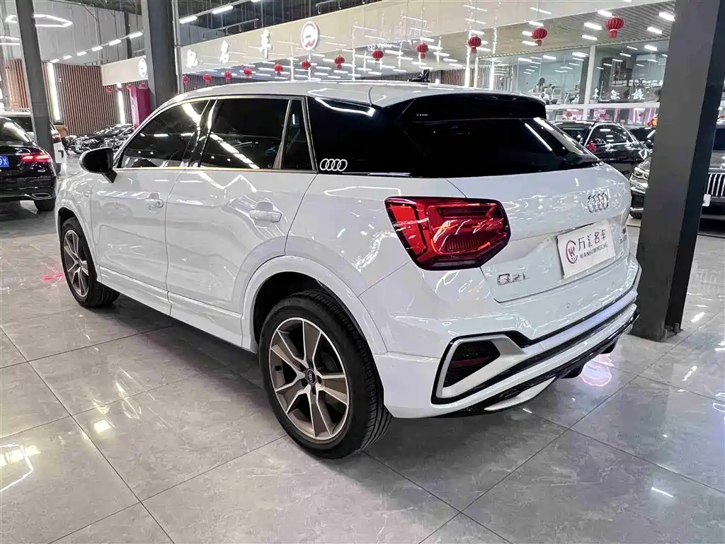 Audi Q2L — фото 10