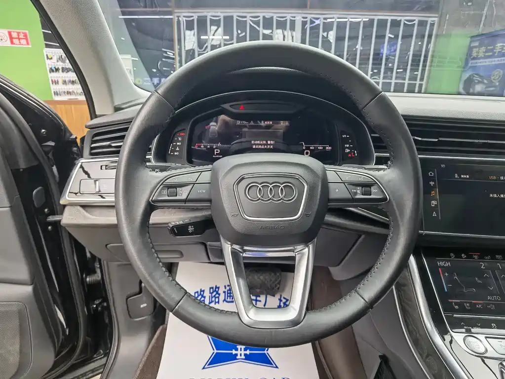 Audi Q7 — фото 10
