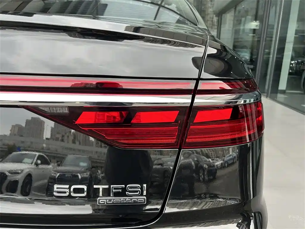Audi A8 — фото 13
