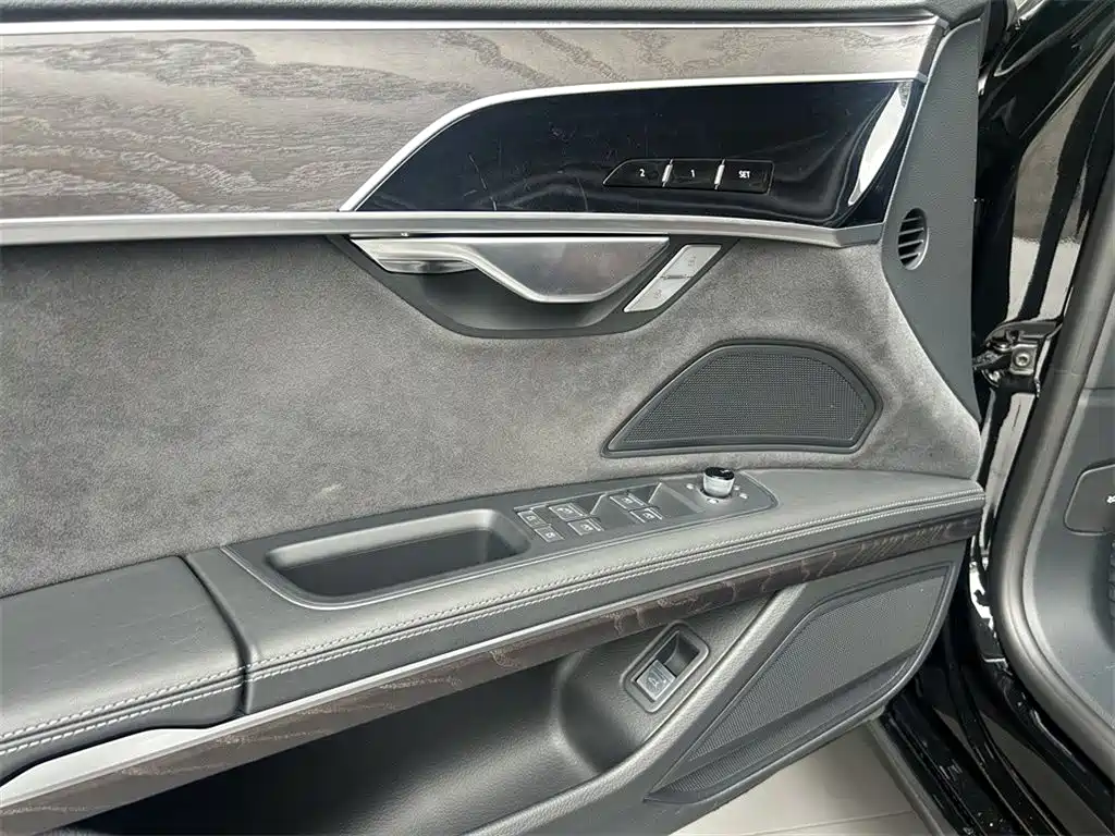 Audi A8 — фото 14