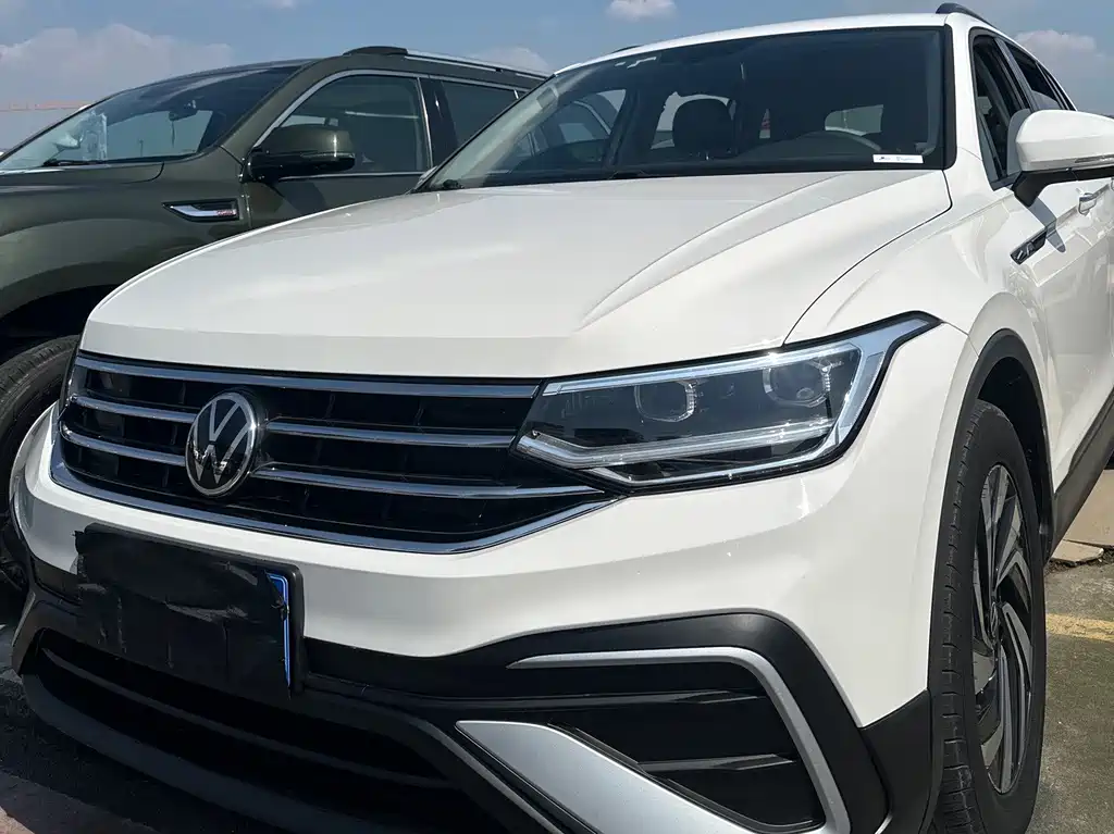 Volkswagen Tiguan L — фото 3