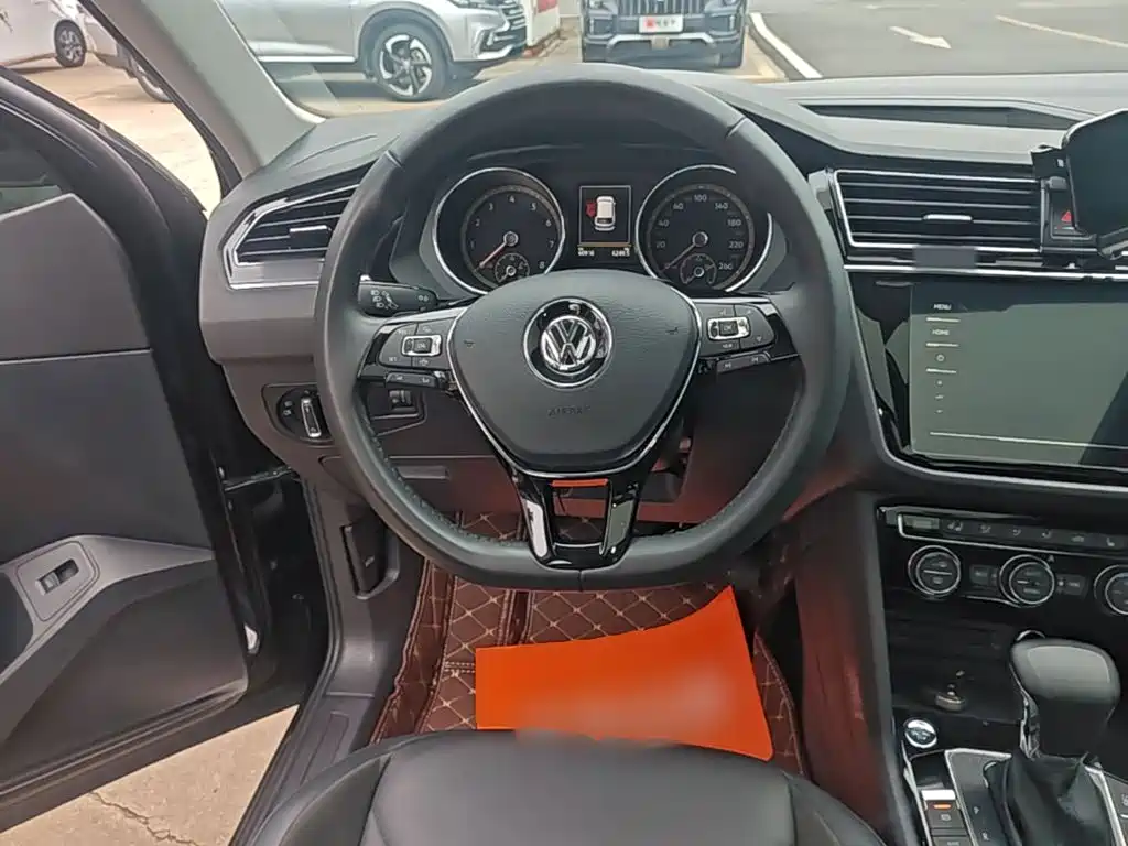 Volkswagen Tiguan L — фото 10