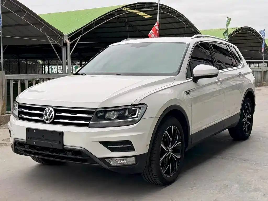 Volkswagen Tiguan L — фото 1