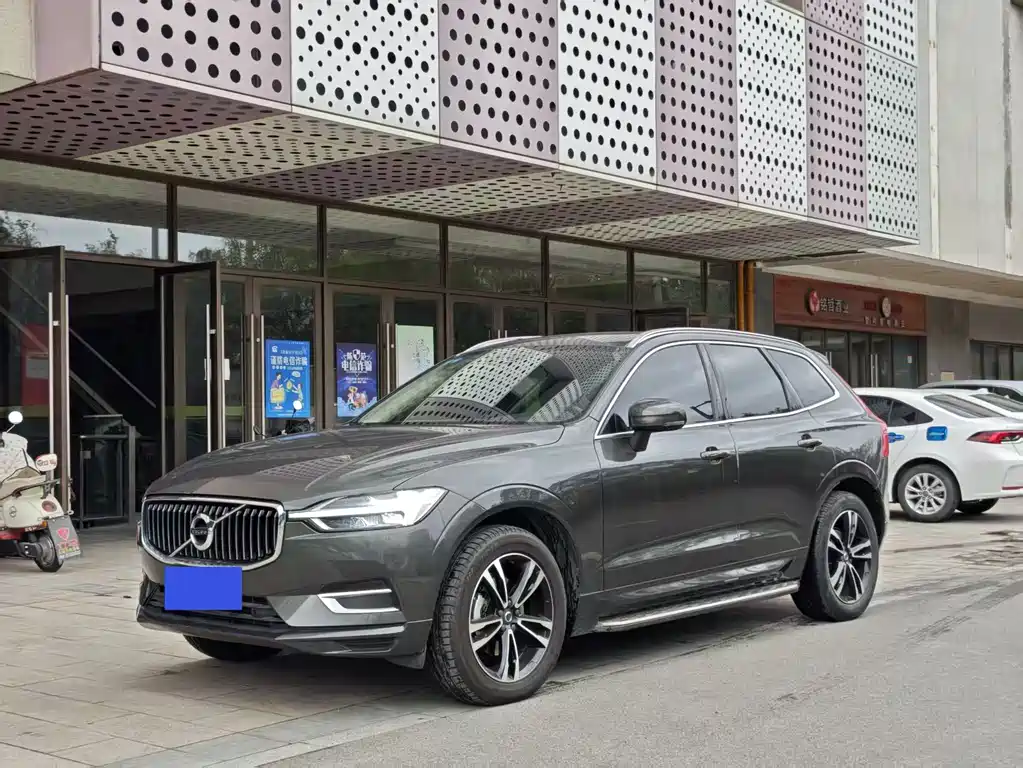 Volvo XC60 — фото 1
