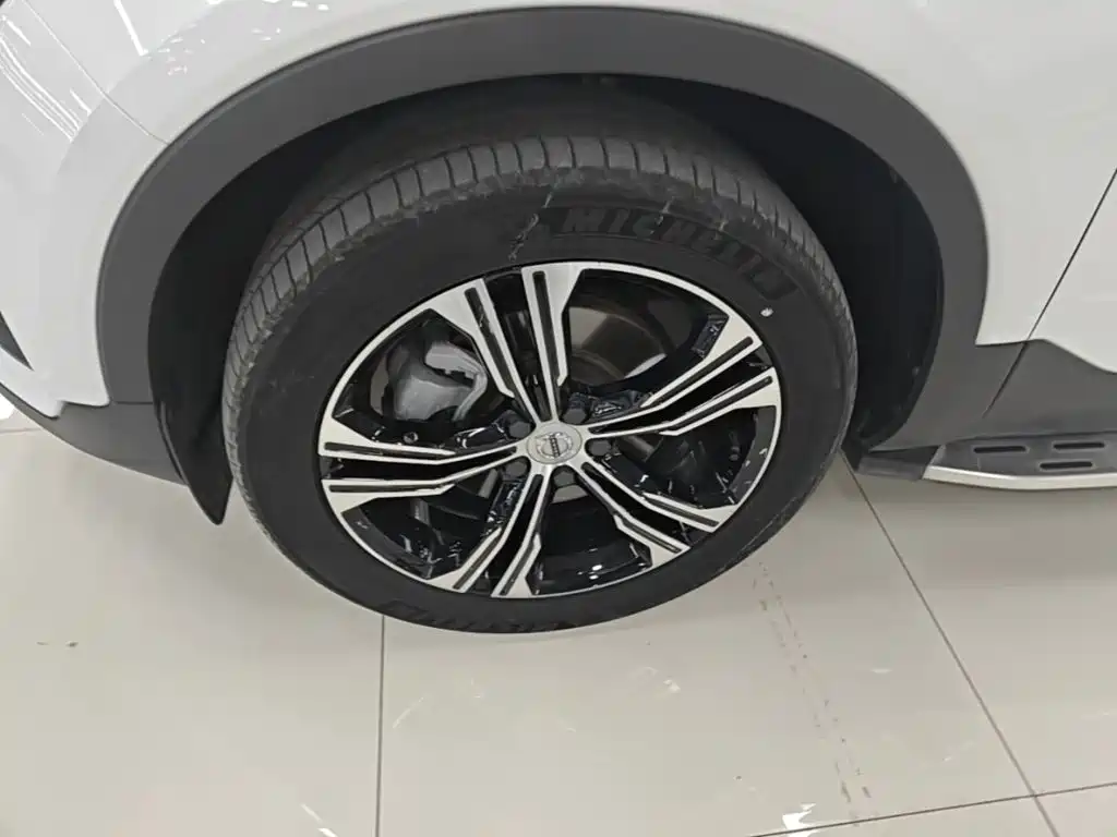 Volvo XC40 — фото 22