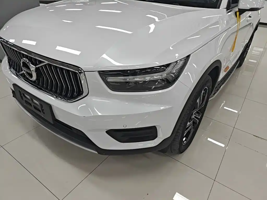 Volvo XC40 — фото 23