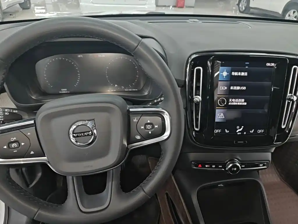 Volvo XC40 — фото 9