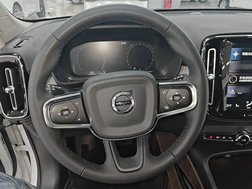 Volvo XC40 — фото 10