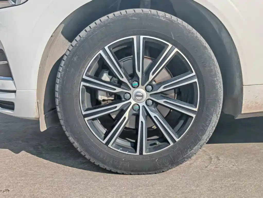 Volvo XC60 — фото 7