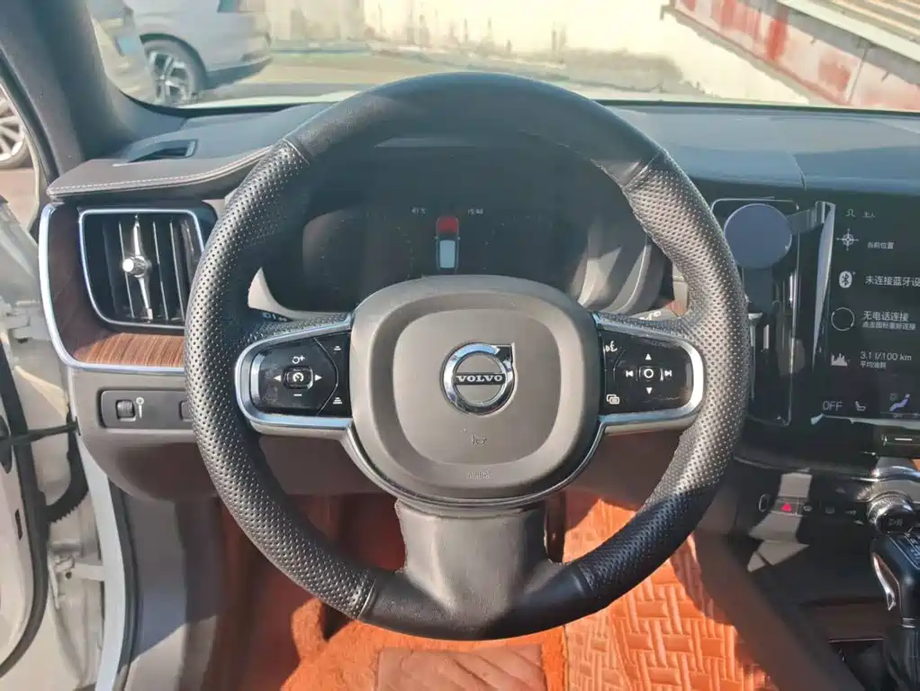 Volvo XC60 — фото 10