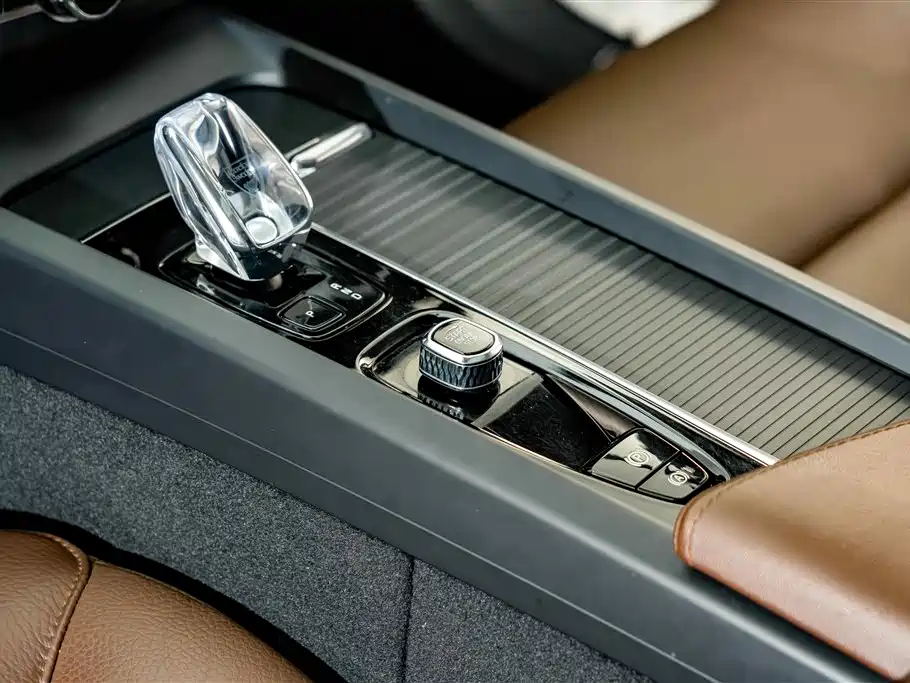 Volvo XC60 — фото 11