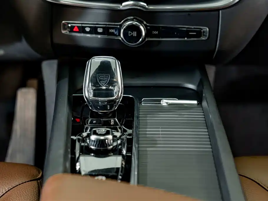 Volvo XC60 — фото 14