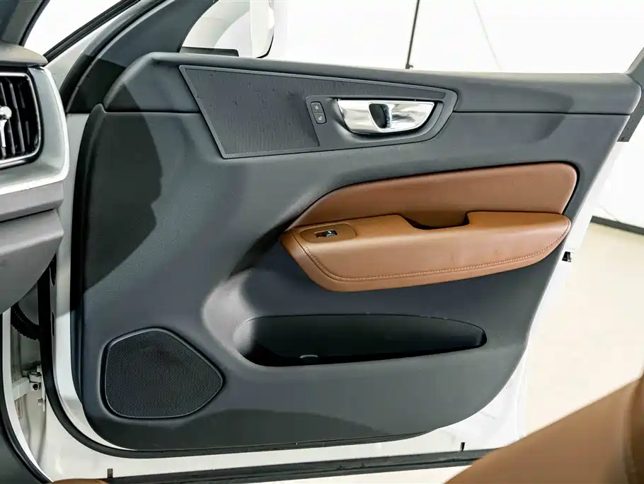 Volvo XC60 — фото 15