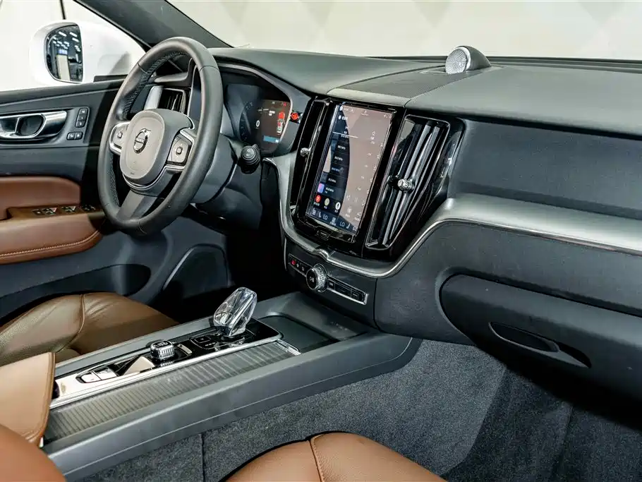 Volvo XC60 — фото 17