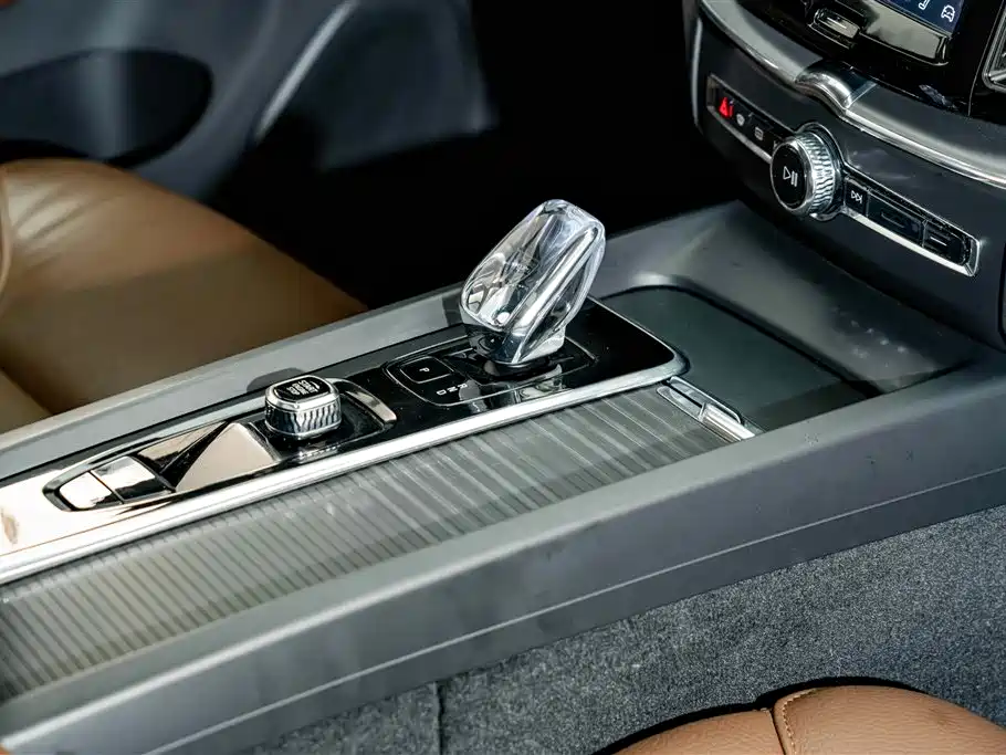 Volvo XC60 — фото 18