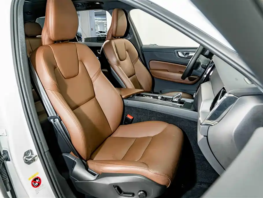 Volvo XC60 — фото 19