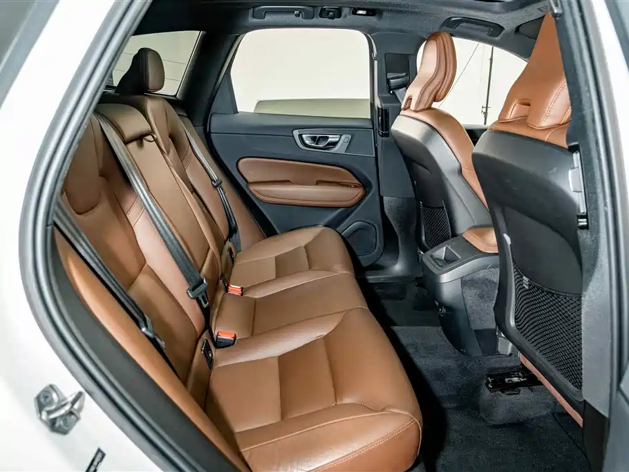Volvo XC60 — фото 20