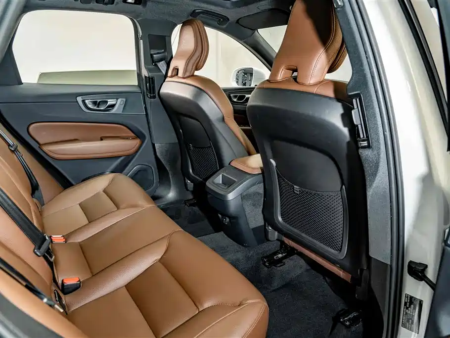 Volvo XC60 — фото 21