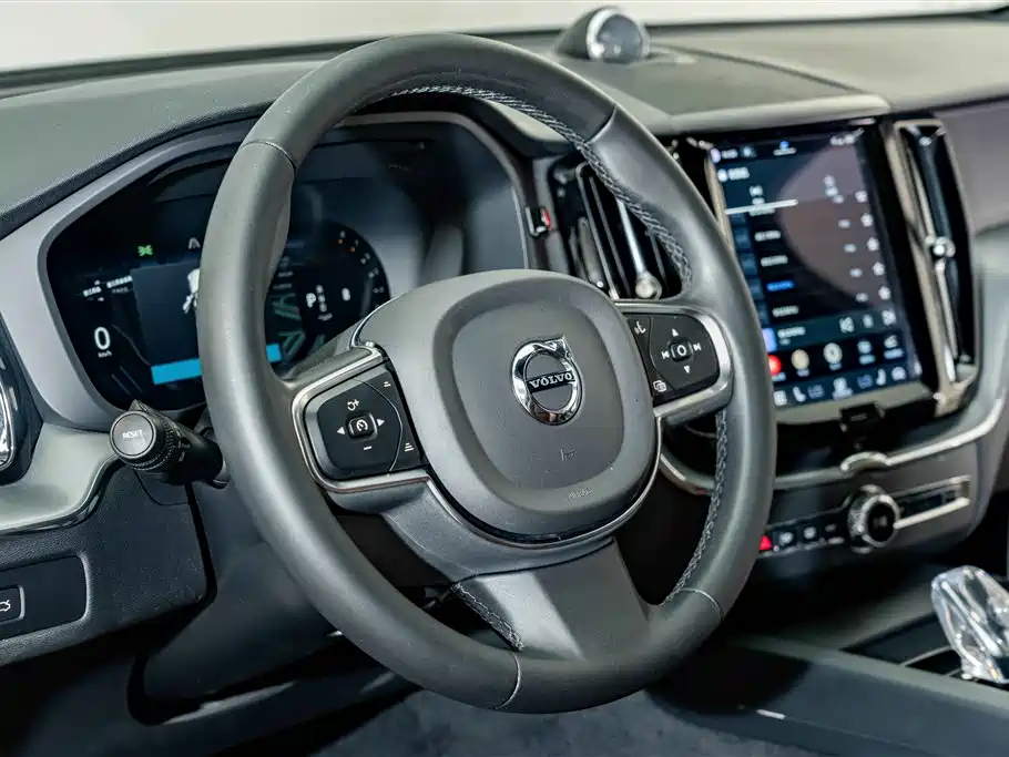Volvo XC60 — фото 10