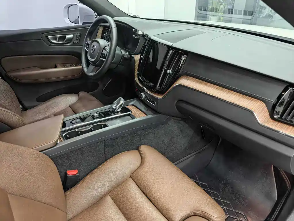 Volvo XC60 — фото 4