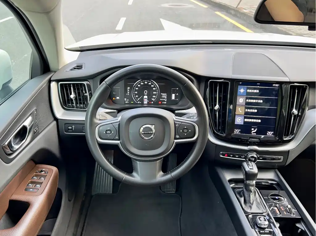 Volvo XC60 — фото 11