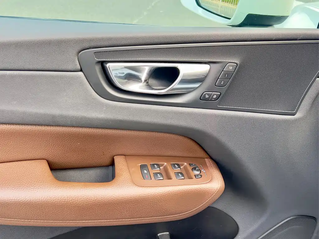 Volvo XC60 — фото 15