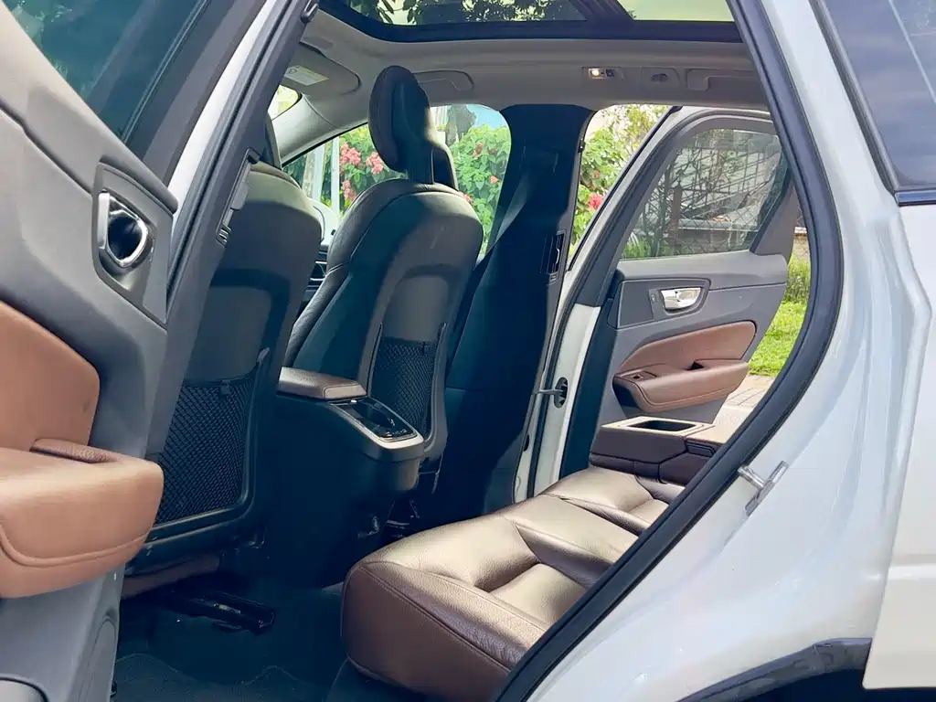 Volvo XC60 — фото 17