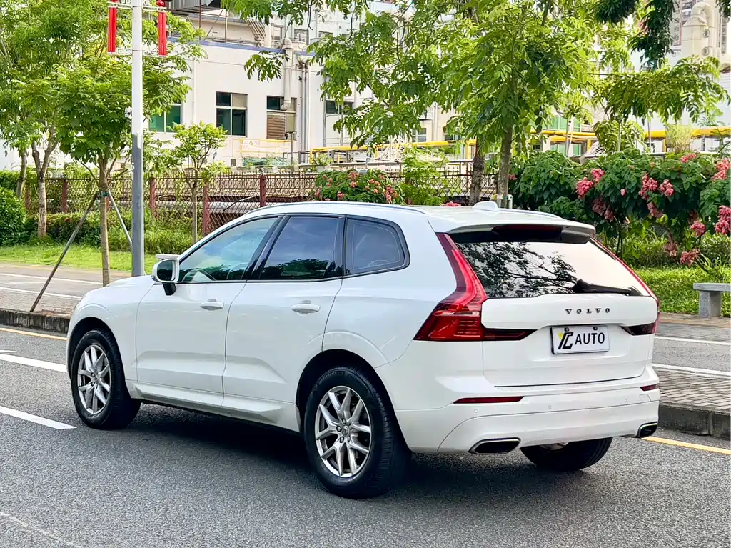 Volvo XC60 — фото 5