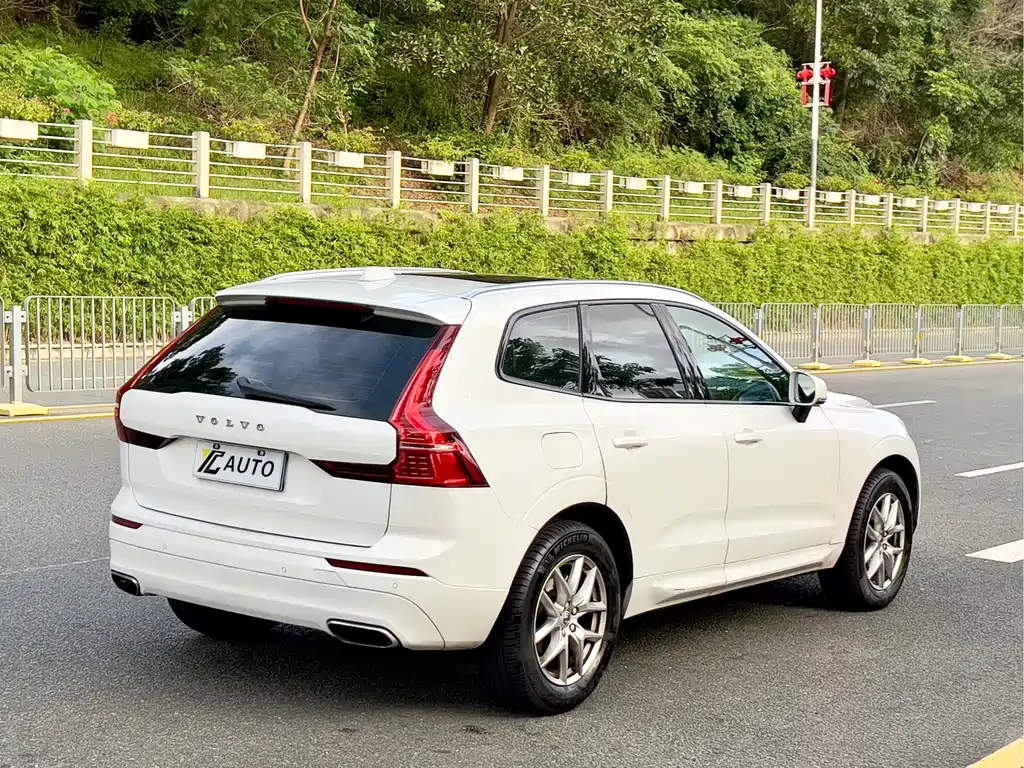 Volvo XC60 — фото 7