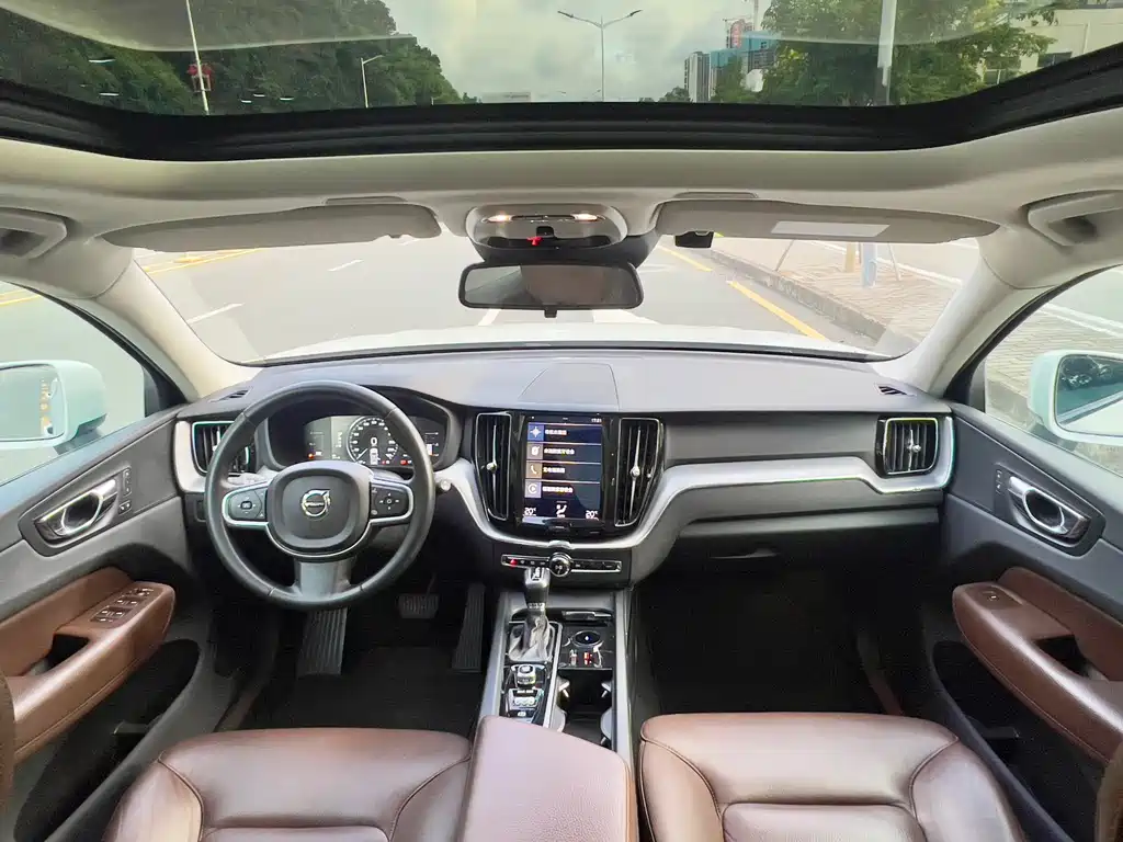 Volvo XC60 — фото 10