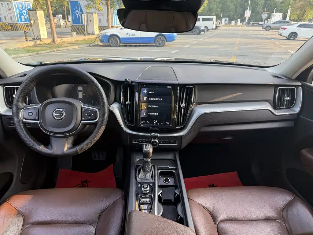Volvo XC60 — фото 11
