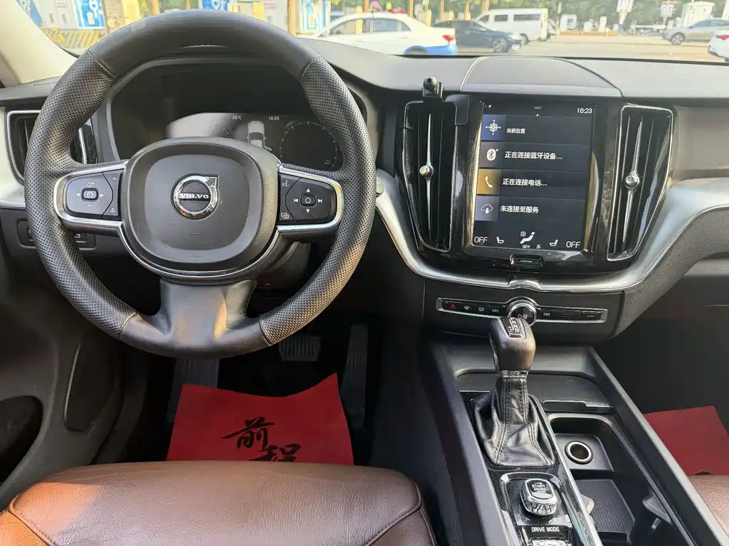 Volvo XC60 — фото 13