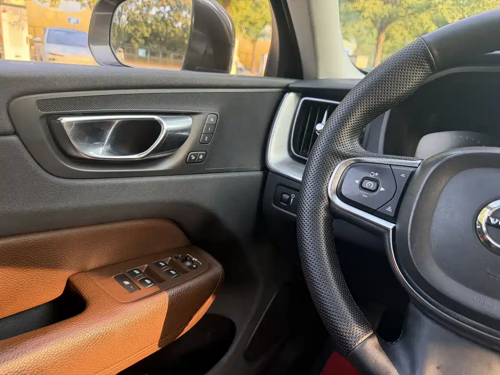 Volvo XC60 — фото 14