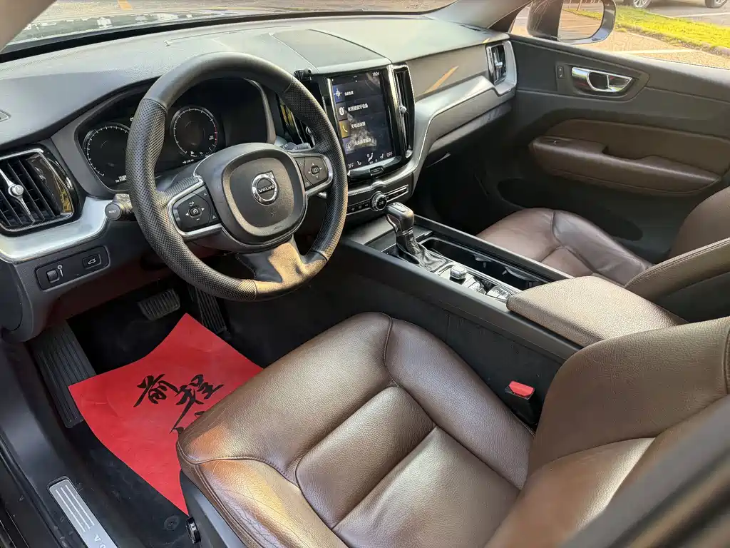 Volvo XC60 — фото 17