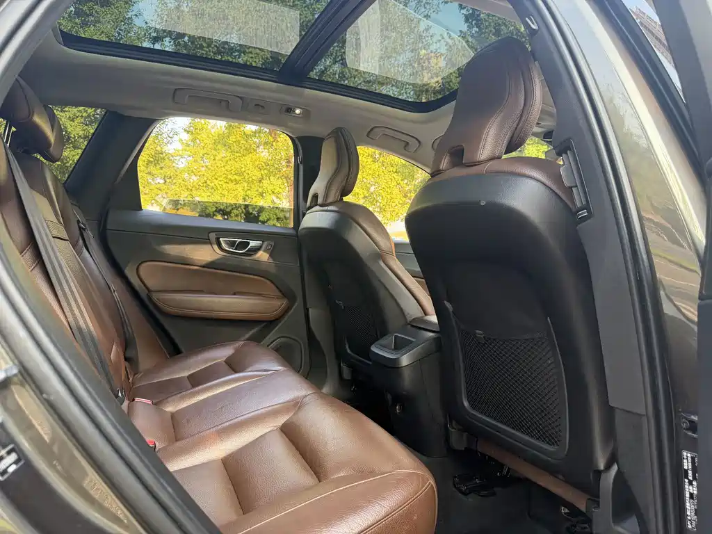 Volvo XC60 — фото 10