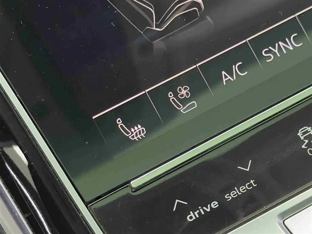 Audi A8 — фото 19