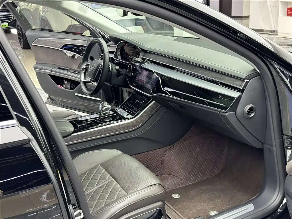 Audi A8 — фото 8