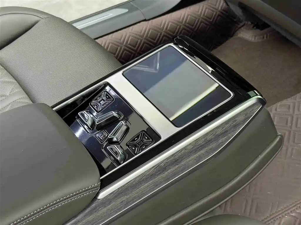 Audi A8 — фото 10