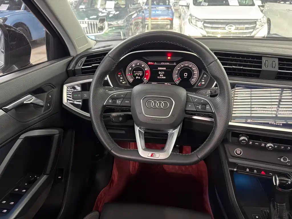 Audi Q3 — фото 11