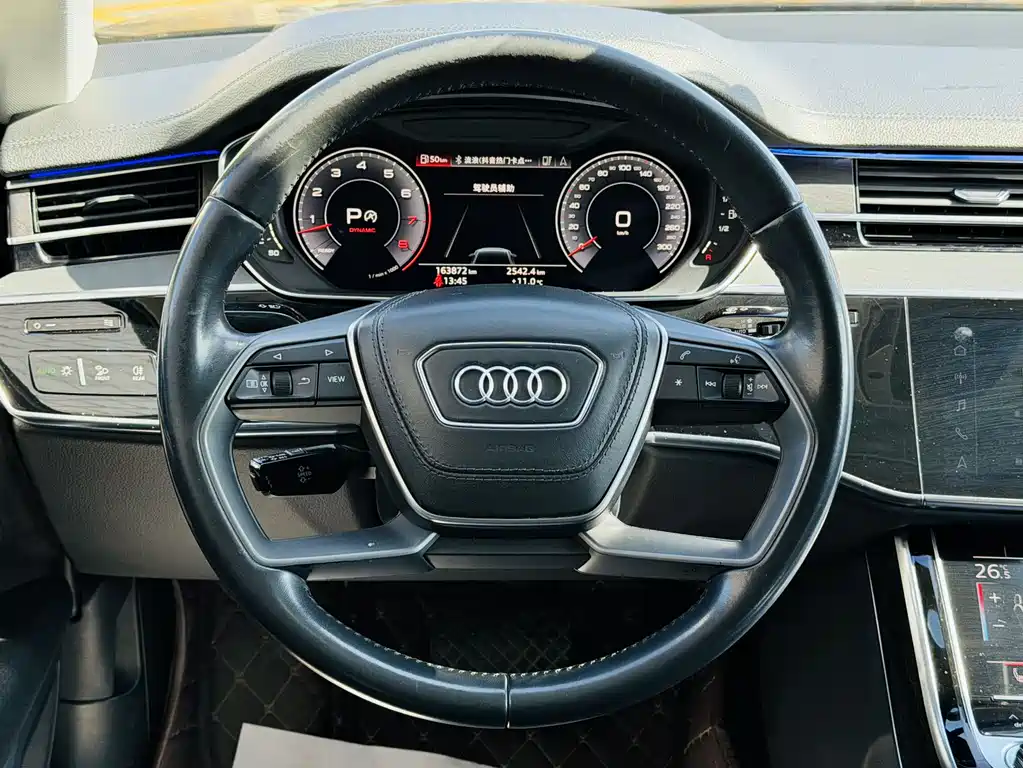 Audi A8 — фото 8