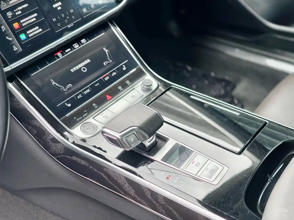 Audi A8 — фото 14