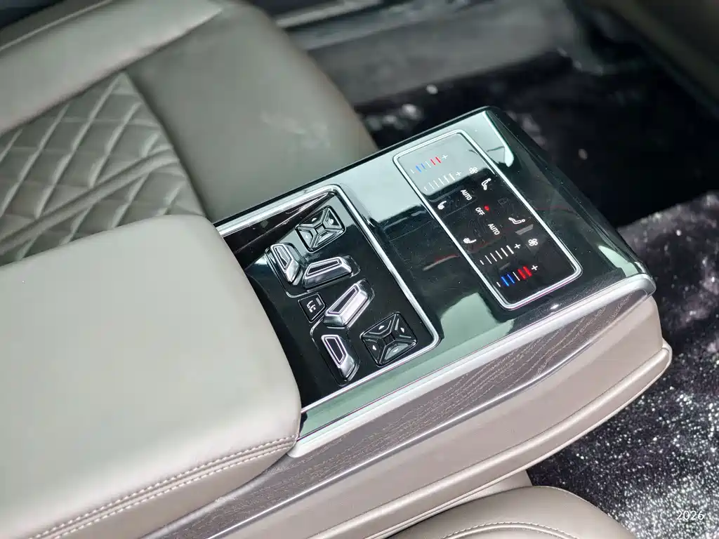 Audi A8 — фото 7
